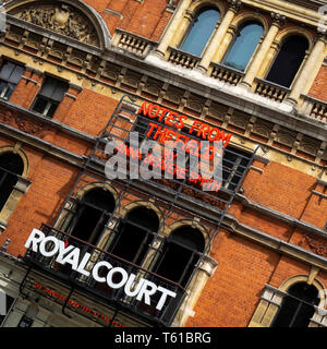 LONDON, Großbritannien - 14. JUNI 2018: Außenansicht des Royal Court Theatre am Sloane Square mit Schild Stockfoto