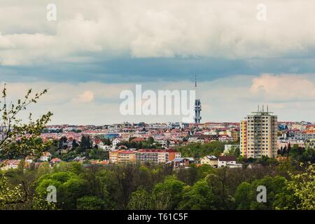 April 28, 2019: Panoramablick auf das Stadtbild von Prag, Tschechische Republik, Žižkov Fernsehturm. Grau stürmischen Wolken Himmel, farbenfrohe Gebäude. Stockfoto