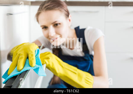 Reinigung mit professioneller Ausrüstung während der Arbeit. Professionelle Küche Reinigung, chemische Reinigung, Fenster und Fußboden waschen. Mann und Stockfoto