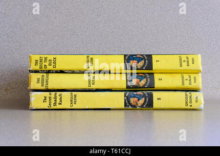 Nancy Drew Bücher von Carolyn scharf auf der jeweils anderen nur mit der Wirbelsäule sichtbar mit Name des Autors, Verlag gestapelt, und Buchtitel. Stockfoto