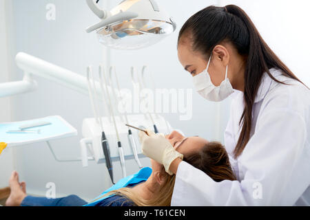Junger Arzt Behandlung der Zähne des Patienten Stockfoto