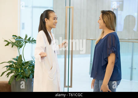 Arzt, Patient in der Klinik Eingang Stockfoto