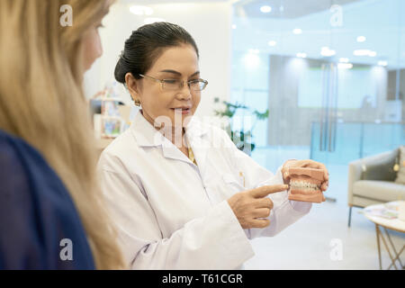 Arzt erklärt Zahnspange Pflege Stockfoto