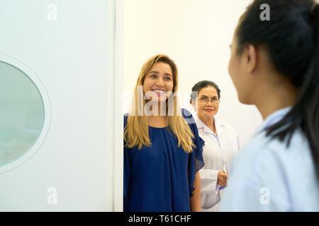 Fröhliche Frau eingabe Zahnheilkunde Büro Stockfoto