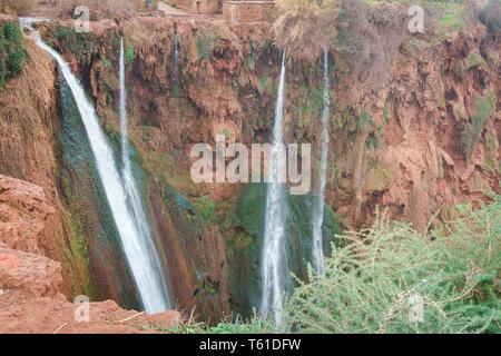 Berühmter Ouzoud Kaskade Wasserfall bei Jura-Kalk Landschaft Marrakesch, Marokko Berühmte casacade Wasserfall Marrakesch ouzoud Cascades, Marokko Stockfoto