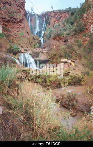 Berühmter Ouzoud Kaskade Wasserfall bei Jura-Kalk Landschaft Marrakesch, Marokko Berühmte casacade Wasserfall Marrakesch ouzoud Cascades, Marokko Stockfoto