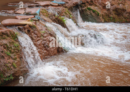 Berühmter Ouzoud Kaskade Wasserfall bei Jura-Kalk Landschaft Marrakesch, Marokko Berühmte casacade Wasserfall Marrakesch ouzoud Cascades, Marokko Stockfoto