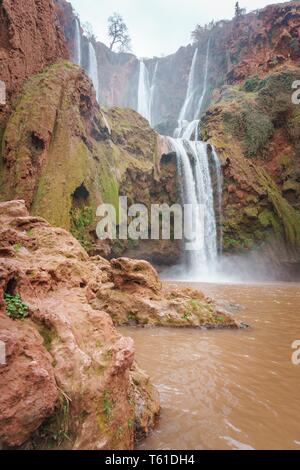 Berühmter Ouzoud Kaskade Wasserfall bei Jura-Kalk Landschaft Marrakesch, Marokko Berühmte casacade Wasserfall Marrakesch ouzoud Cascades, Marokko Stockfoto