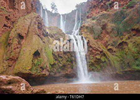 Berühmter Ouzoud Kaskade Wasserfall bei Jura-Kalk Landschaft Marrakesch, Marokko Berühmte casacade Wasserfall Marrakesch ouzoud Cascades, Marokko Stockfoto