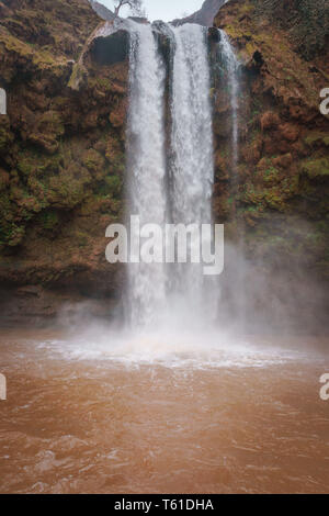 Berühmter Ouzoud Kaskade Wasserfall bei Jura-Kalk Landschaft Marrakesch, Marokko Berühmte casacade Wasserfall Marrakesch ouzoud Cascades, Marokko Stockfoto