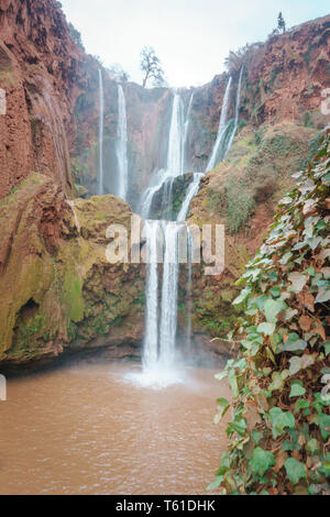 Berühmter Ouzoud Kaskade Wasserfall bei Jura-Kalk Landschaft Marrakesch, Marokko Berühmte casacade Wasserfall Marrakesch ouzoud Cascades, Marokko Stockfoto