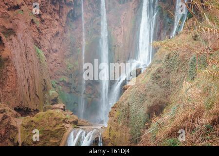 Berühmter Ouzoud Kaskade Wasserfall bei Jura-Kalk Landschaft Marrakesch, Marokko Berühmte casacade Wasserfall Marrakesch ouzoud Cascades, Marokko Stockfoto