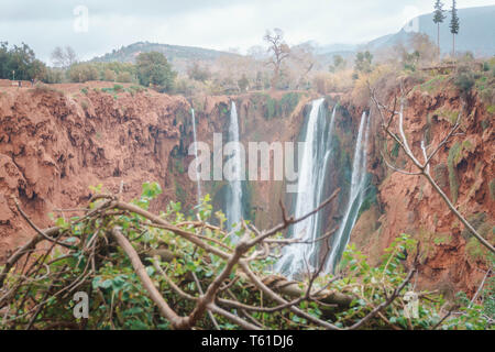 Berühmter Ouzoud Kaskade Wasserfall bei Jura-Kalk Landschaft Marrakesch, Marokko Berühmte casacade Wasserfall Marrakesch ouzoud Cascades, Marokko Stockfoto