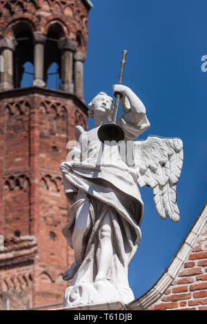 Cremona, Il Duomo, facciata: Statua di Angelo con tromba. [ENG] Cremona, Duomo (Kathedrale), Fassade: Statue von Engel mit Trompete. Stockfoto