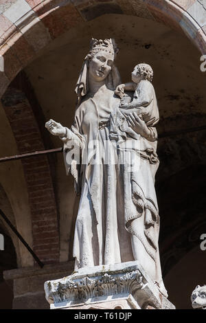 Cremona, Il Duomo, facciata, Loggia Sopra il protiro del Portale Maggiore: Madonna con Bambino. [ENG] Cremona, Duomo (Kathedrale), Fassade, Loggia ove Stockfoto