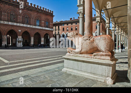 Cremona, Piazza del Comune: uno dei Leoni stilofori del Portale maggiore del Duomo (Oper duecentesca di Giambono da bissone). Sfondo: Il Portico dett Stockfoto