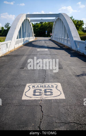 Kansas USA Route 66 Logo auf US-Kurve über die Regenbogen Brücke mit unscharfen Hintergrund in Kansas, USA Stockfoto