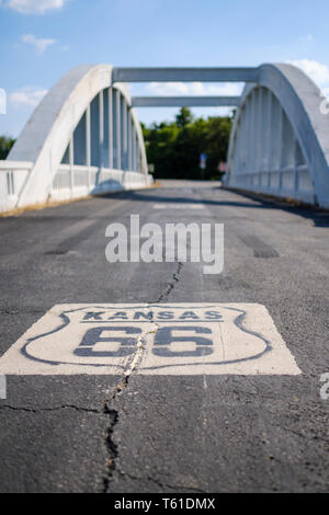 Kansas USA Route 66 Logo auf US-Kurve über die Regenbogen Brücke mit unscharfen Hintergrund in Kansas, USA Stockfoto