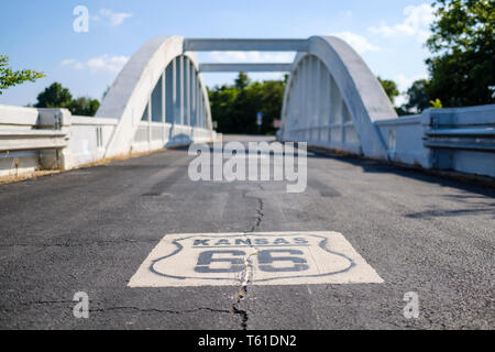 Kansas USA Route 66 Logo auf US-Kurve über die Regenbogen Brücke mit unscharfen Hintergrund in Kansas, USA Stockfoto