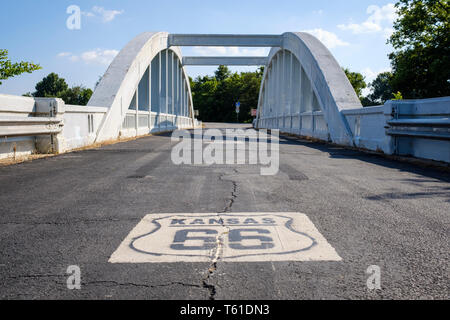 Kansas USA Route 66 Logo auf US-Kurve über die Regenbogen Brücke in Kansas, USA Stockfoto