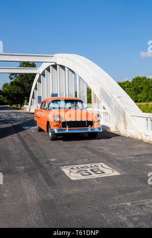 Classic 1955 American Chevrolet Auto auf US-Route 66 über Rainbow Kurve Brücke (aka Brush Creek Bridge) in Kansas, USA Stockfoto