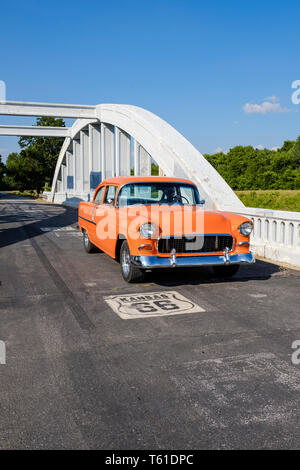 Classic 1955 American Chevrolet Auto auf US-Route 66 über Rainbow Kurve Brücke (aka Brush Creek Bridge) in Kansas, USA Stockfoto