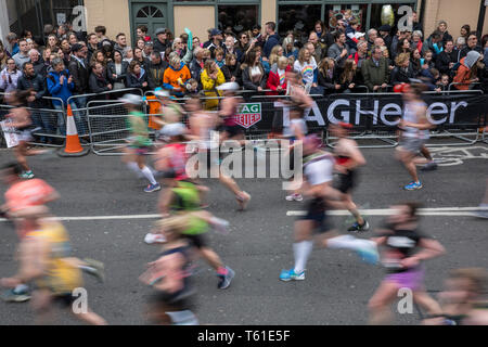 2019 Virgin Money London Marathon, über 40.000 Läufer nahmen an den Marathon in London an diesem Wochenende ab Greenwich Fertigung auf Pall Mall. Stockfoto