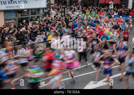 2019 Virgin Money London Marathon, über 40.000 Läufer nahmen an den Marathon in London an diesem Wochenende ab Greenwich Fertigung auf Pall Mall. Stockfoto