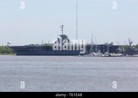 Die USS Yorktown an Patriots Point in Charleston, South Carolina, USA. Das Museumsschiff ist ein Nationales Historisches Wahrzeichen. Stockfoto