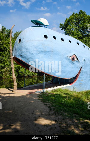 Blue Whale 2680 Oklahoma 66 ist ein strassenrand Attraktion auf der U.S. Route 66, Catoosa, Oklahoma, USA Stockfoto