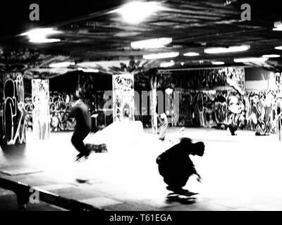 Skateboarder an der Southbank Skate Platz, Schwarzweiß Stockfoto