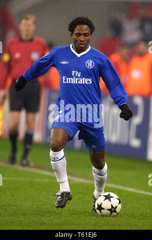 Schalke-arena Gelsenkirchen Deutschland, 9.12.2003, Fußball: UEFA Champions-League, Besiktas Istanbul (b/w) vs Chelsea FC (blau) 0:2------- Celestine Babayaro (Chelsea) Stockfoto