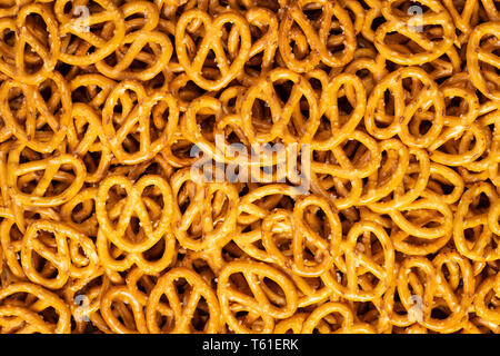 Essen Textur Hintergrund der gebackenen Brezeln, Ansicht von oben. Stockfoto