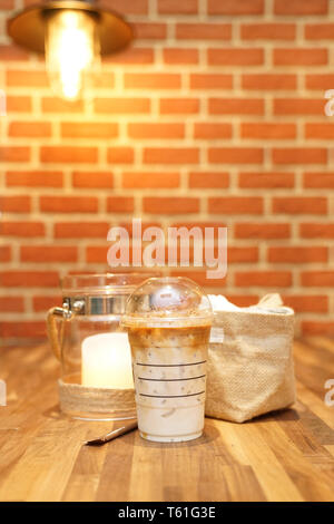 Ice latte Close up Show gemischt Milch mit Kaffee. Stockfoto