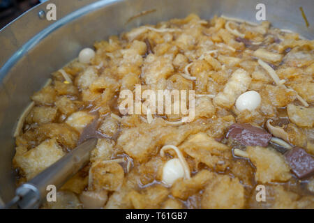 Große Fische maw Suppe, traditionelle thailändische Suppe mit Bambus schießen, maw Fisch in der großen Kochen bot. Stockfoto
