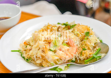 Gebratene Garnelen mit Glasnudeln, traditionelle Thai Essen. Stockfoto