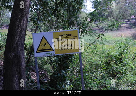 Zweisprachige "Zorn, tiefe Wasser" Schild, die Killing Fields, Choeung Ek Völkermord Denkmal, Phnom Penh, Kambodscha. Credit: Kraig Lieb Stockfoto