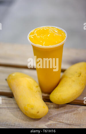 Eine mango Smoothie zu trinken bereit, dekorieren mit Mango neben. Stockfoto