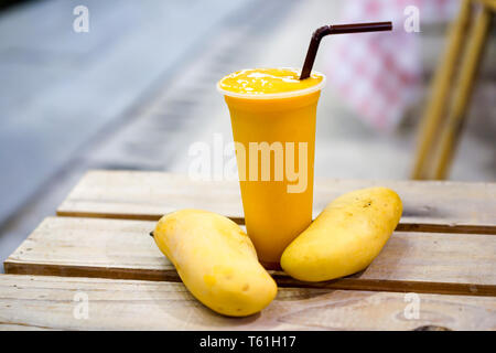 Eine mango Smoothie zu trinken bereit, dekorieren mit Mango neben. Stockfoto