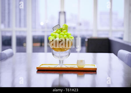 Grüne melone Kugel Form angeordnet sind auf der Oberseite des bingsu (koreanische Eis Stil) und mit grünem Tee Eis und minzeblatt auf dem Holz pla eingerichtet Stockfoto