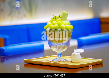 Grüne melone Kugel Form angeordnet sind auf der Oberseite des bingsu (koreanische Eis Stil) und mit grünem Tee Eis und minzeblatt auf dem Holz pla eingerichtet Stockfoto