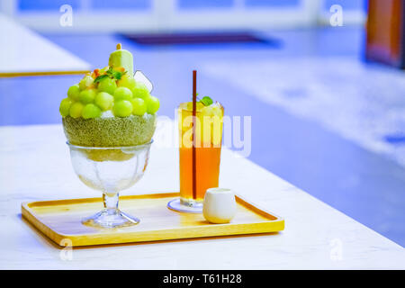 Grüne melone Kugel Form angeordnet sind auf der Oberseite des bingsu (koreanische Eis Stil) und mit grünem Tee Eis und minzeblatt auf dem Holz pla eingerichtet Stockfoto