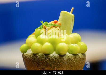 Grüne Melone mit Kugel Form angeordnet sind auf der Oberseite des bingsu (koreanische Eis Stil) und mit grünem Tee Eis und minzeblatt eingerichtet. Stockfoto