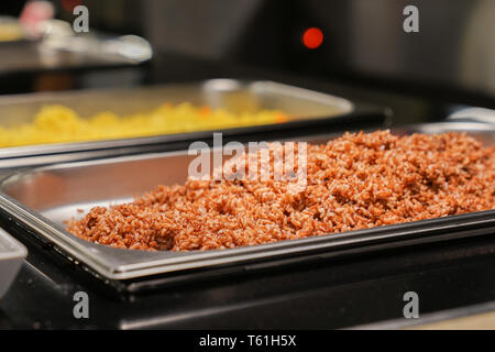 Brauner Reis, bereit zu Essen gekocht. Stockfoto