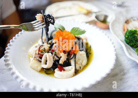 Squid spaghetti schwarze Nudeln mit Fisch roe; tobiko/ebiko auf die Oberseite. Stockfoto