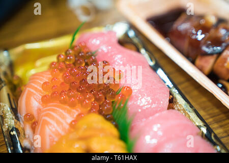 Sushi Lachs und andere Sushi sind in Schaum auf dem Tisch bereit an: Kuromon Fischmarkt, Osaka, Japan angeordnet Stockfoto