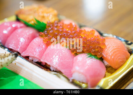 Sushi Lachs und andere Sushi sind in Schaum auf dem Tisch bereit an: Kuromon Fischmarkt, Osaka, Japan angeordnet Stockfoto