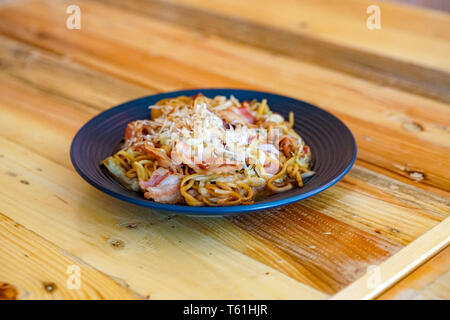 Yakisoba, die Asiatische - Japan - China und Taiwan gebratene Nudel Stil auf dem Holztisch, Dienen zum Mittagessen. Stockfoto