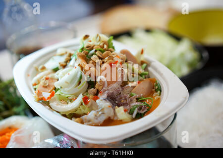 Kochen Thai traditionelle Speisen "Yam Woon Sen'; Glas Nudel, Schweinefleisch, Mutter würzigen Salat, Mung Bohnen Nudeln pikanter Salat. Stockfoto