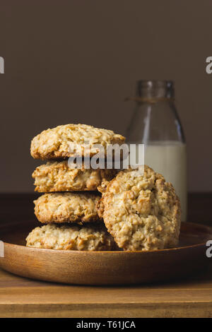 Ein Haufen Haferflocken Cookies mit einer Flasche Milch Stockfoto